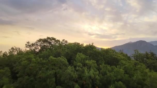 Bella Ripresa Aerea Inoltro Dell Alba Una Panoramica Catena Montuosa — Video Stock