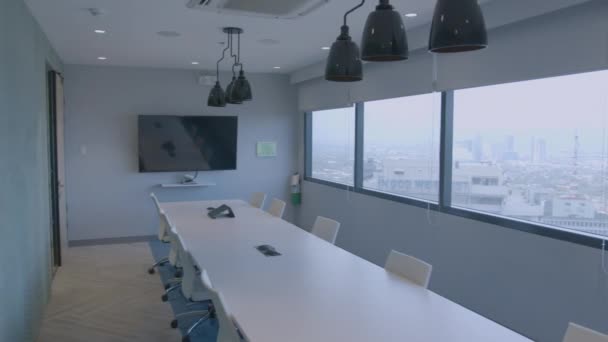 在一间有外景大楼的公司办公室里 缓慢地拆除一间风格新颖的现代会议室 — 图库视频影像