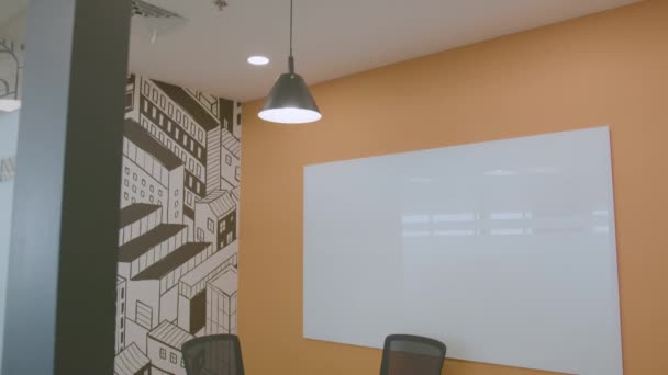 Naklápěcí Shot Small Meeting Room Artistic Wall White Board — Stock video