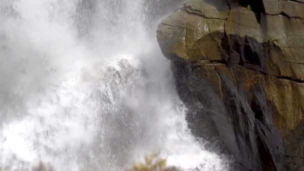 Потрясающий Вид Пенную Воду Водопада Нуксак Стекающего Крутых Скалистых Скал — стоковое видео