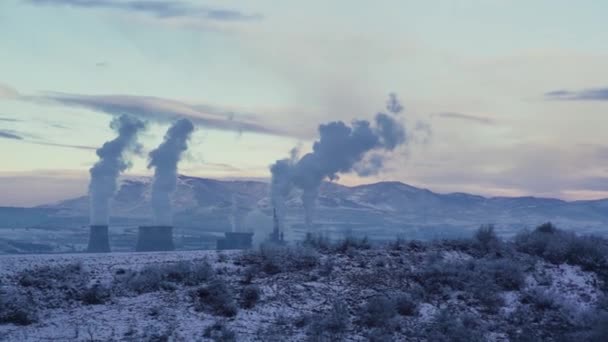 冬の列車の窓から撮影されたヨーロッパの山の中の発電所 スローモーション — ストック動画
