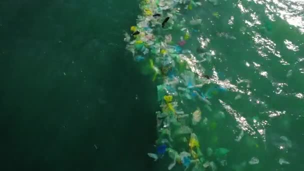 在青绿色的海洋上漂浮着空中塑料垃圾 人类制造的塑料废物污染摧毁了地球 — 图库视频影像