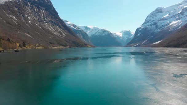 Der Loen Lake Ist Mit Dünnem Eis Bedeckt Und Sieht — Stockvideo