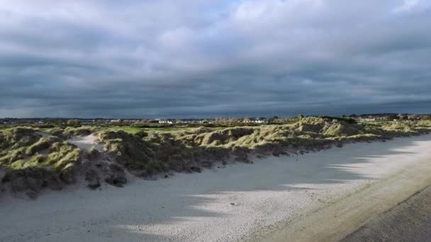 Drone Elevando Alto Sobre Campo Golfe Manhã Cedo Dia Ensolarado — Vídeo de Stock