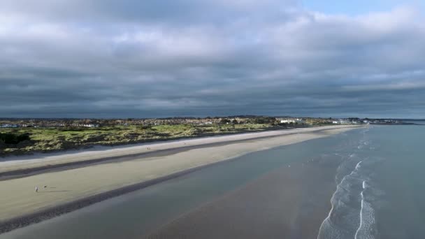 Drone Che Sorvola Una Spiaggia Tranquilla — Video Stock