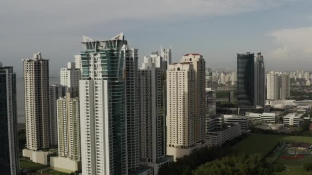 Vista Aérea Los Edificios Altos Ciudad Panamá Plano Ancho Nublado — Vídeos de Stock