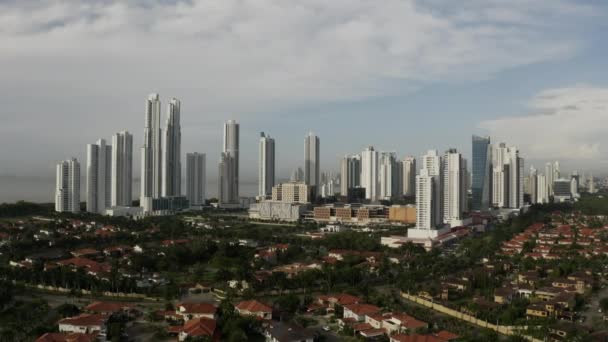 Widok Powietrza Wysokie Budynki Panamie Pochmurny Dzień Śledzenie Szerokiego Ujęcia — Wideo stockowe
