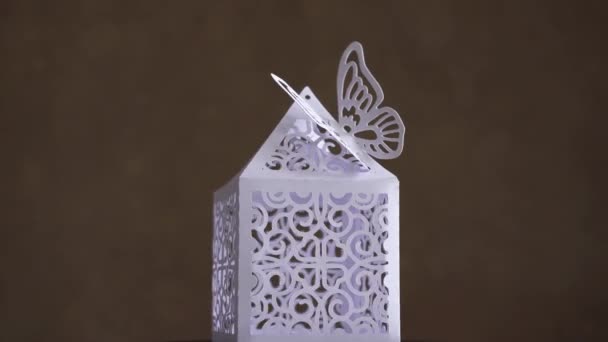 造纸工艺 白党的礼品盒 上面印有激光切割花边设计和蝴蝶图案 关门了 — 图库视频影像