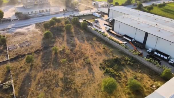 Luchtfoto Van Fabriek Bij Zonsondergang India Ingesloten Door Tropisch Landschap — Stockvideo