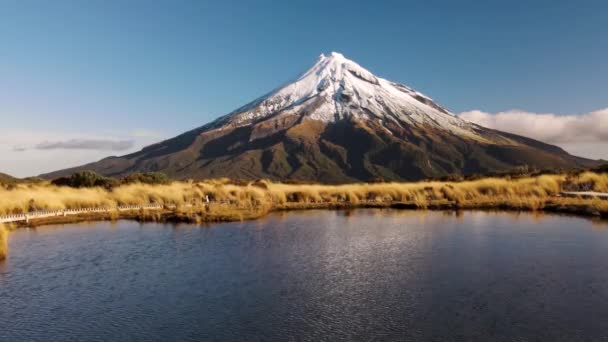 Piękny Strzał Nad Odbiciem Pouakai Tarn Wulkan Taranaki Niesamowity Krajobraz — Wideo stockowe