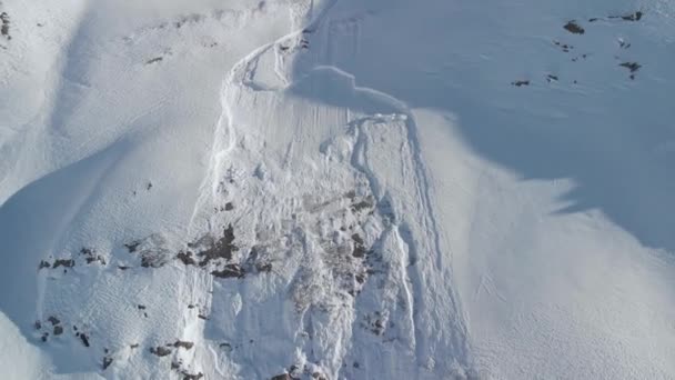Luchtfoto Weg Van Een Sneeuwglijbaan Zonnige Winterdag Oostenrijk Omgekeerde Drone — Stockvideo