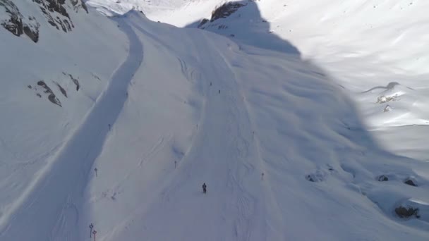 Αεροφωτογραφία Drone Μετά Από Κατάβαση Σκι Στις Πλαγιές Των Ηλιόλουστων — Αρχείο Βίντεο