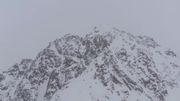 Karanlık Kar Fırtınalı Gökyüzü Olan Dik Kayalıkların Etrafındaki Hava Manzarası — Stok video