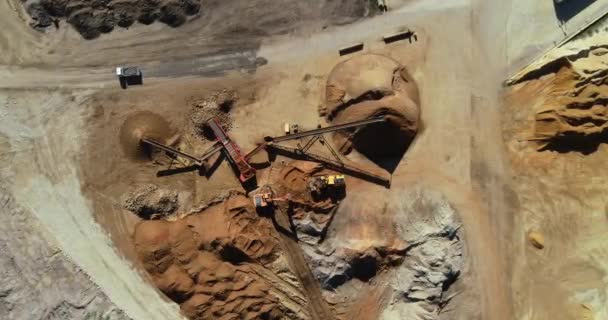 当重型挖土机一起工作 为即将交付的下一个负荷准备土壤时 在活的采石场上平稳地进行良好的空中飞行 — 图库视频影像