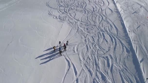 Αεροφωτογραφία Ομάδας Σκιέρ Στην Κορυφή Των Πλαγιές Του Kaunertal Αυστρία — Αρχείο Βίντεο