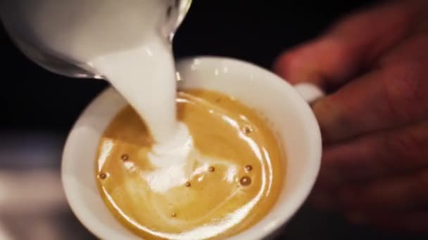 Barista Giet Melkschuim Van Werper Koffiemok Met Espresso Caff Latte — Stockvideo