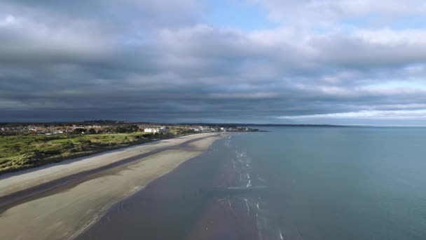 Drone Che Vola Portmarnock Beach Giorno Sole Passeggiata Mattutina Sulla — Video Stock