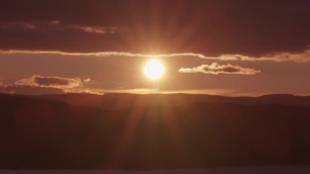 Όμορφο Ηλιοβασίλεμα Ήλιος Δύει Χαμηλά Πάνω Από Τον Ορίζοντα Ακτίνες — Αρχείο Βίντεο