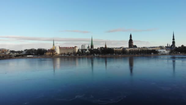 Panorama Luftaufnahme Der Rigaer Altstadt Mit Spiegelung Der Zugefrorenen Daugava — Stockvideo