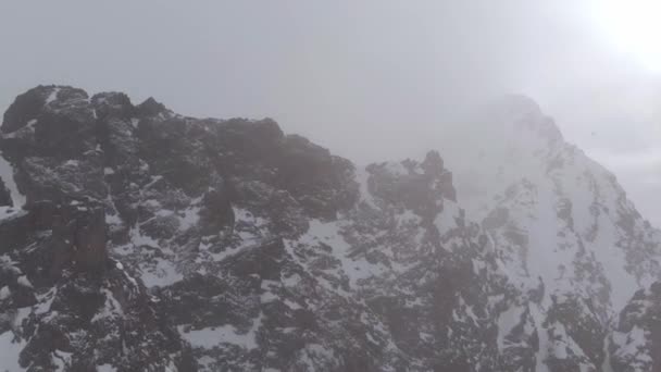 Luftaufnahme Des Felsigen Bergrückens Während Eines Schneesturms Verfolgung Drohnenschuss — Stockvideo