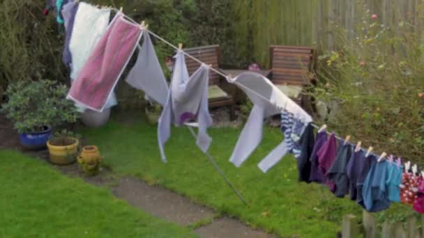 英国拉特兰Oakham的晾衣绳上的衣服在风中烘干 — 图库视频影像