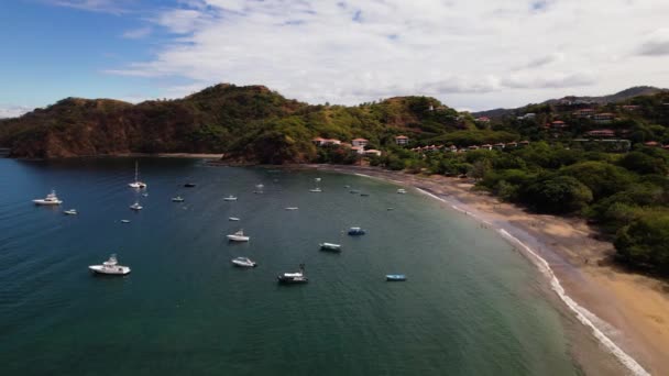 在热带海岸景观湾上空飞行的无人机 许多船只停泊在那里 — 图库视频影像