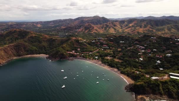Drönare Flyger Bakåt Från Höga Avslöjande Vulkaniska Tropiska Kustlandskap Guanacaste — Stockvideo