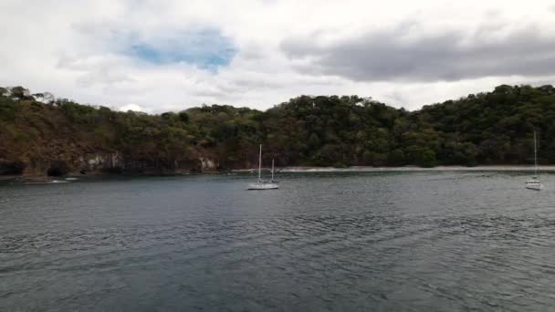 Drone Volando Hacia Velero Blanco Navegando Largo Costa Tropical Las — Vídeos de Stock