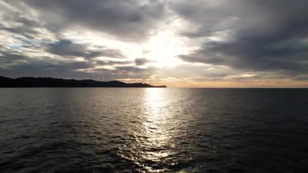 Drone Survolant Rapidement Surface Mer Vers Coucher Soleil Jaune Idyllique — Video