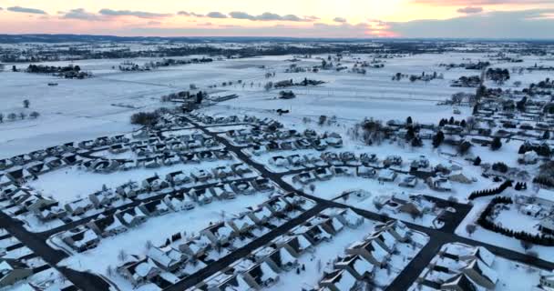 Voorsteden Landelijke Boerderijvelden Winter Sneeuw Bij Kleurrijke Zonsondergang Luchtfoto Moderne — Stockvideo