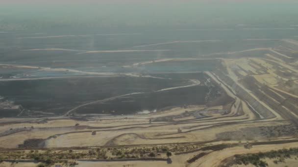 巴基斯坦塔尔露天矿煤矿开采的空中景观 多利向前倾斜向下 — 图库视频影像