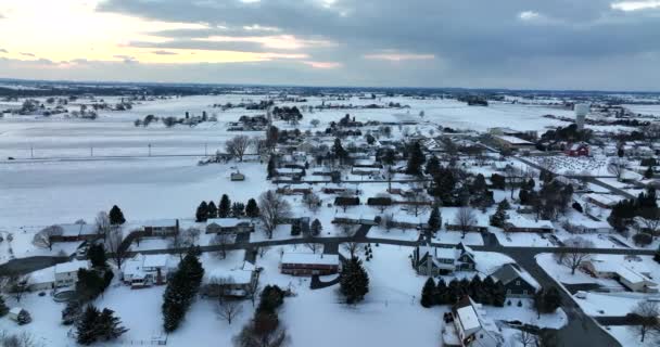 美国的城镇被冬天的雪覆盖着 空中卡车中弹 — 图库视频影像