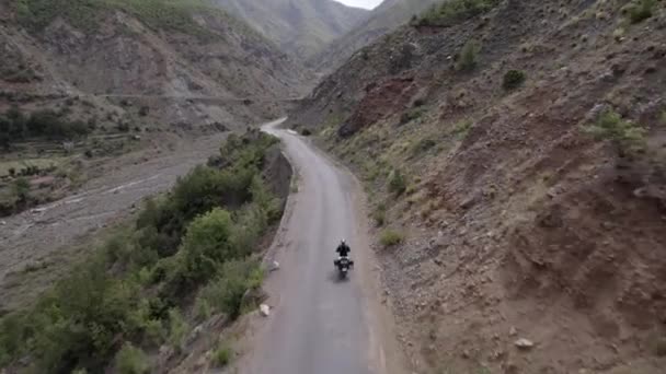 Drone Video Följ Mig Skott Sh25 800 Trail Bike Äventyr — Stockvideo