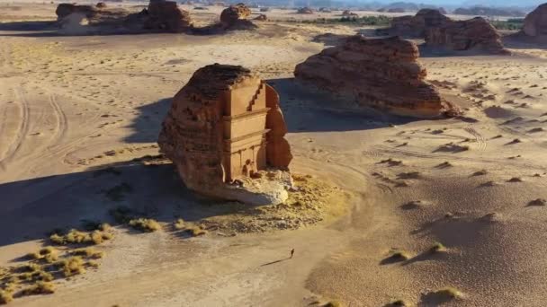 Aerial View Man Running Hegra Monument Sunny Evening Madinah Region — Stock Video