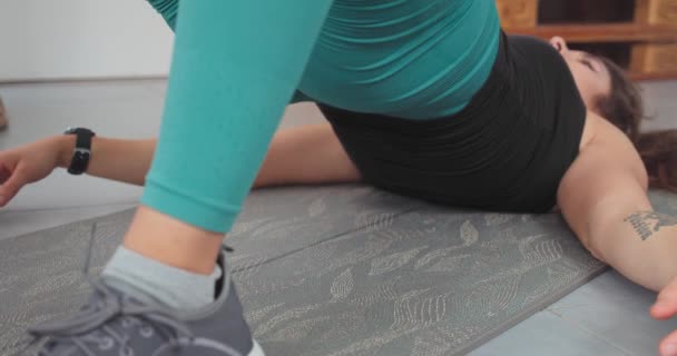 Cámara Lenta Chica Caucásica Pantalones Yoga Azul Haciendo Ejercicio Empuja — Vídeo de stock