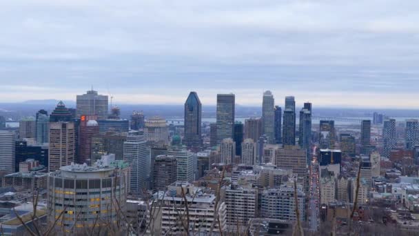 加拿大蒙特利尔市中心的4K景观城市拍摄 冬季日落时位于皇家山顶上 — 图库视频影像