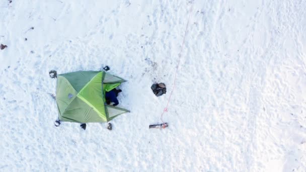Top Uitzicht Van Kamperen Tent Snowy Field Winter Noorwegen Vanuit — Stockvideo