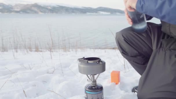 Homme Versant Eau Sur Théière Sur Une Cuisinière Camping Portable — Video