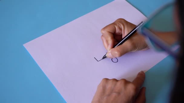 Weibliche Hand Zeichnet Grundlegende Genogramm Symbole Auf Einfachem Weißbuch Nahaufnahme — Stockvideo
