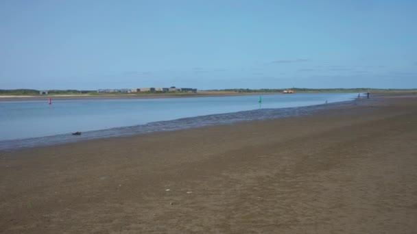 荷兰蓝天下美丽 空旷的海滩 宽平底锅右 — 图库视频影像