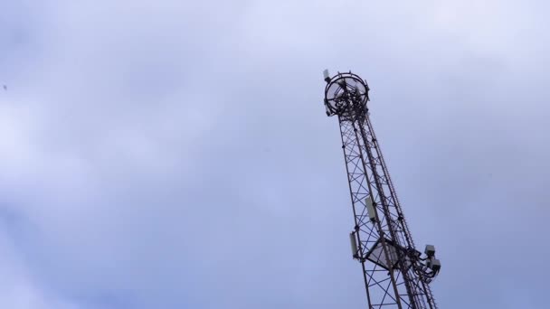 Lapso Tempo Torre Comunicação Torre Telecomunicações Ângulo Médio Largo Nuvens — Vídeo de Stock