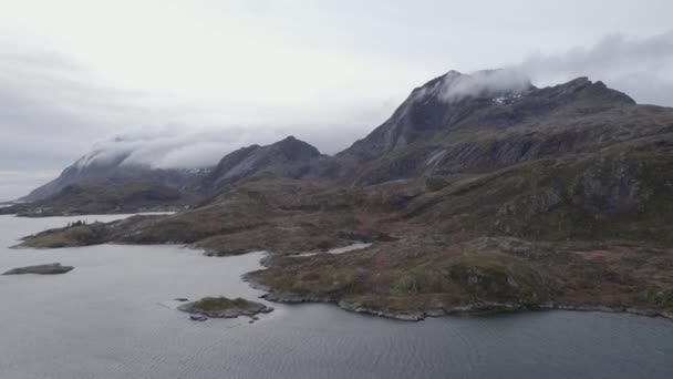 Zicht Vanuit Lucht Rotsachtige Kust Bergen Bewolkt Herfstdag Lofoten Noorwegen — Stockvideo