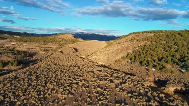 Salida Puesta Del Sol Una Colina Con Picos Montaña Distancia — Vídeos de Stock