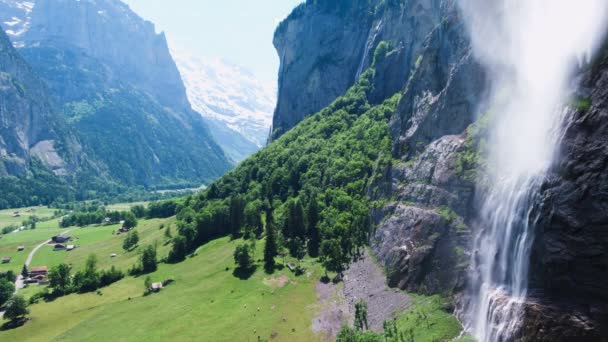 스위스 라우터 브루넨 정오에 계곡으로 흐르는 상징적 근처를 선회하는 비행기가 — 비디오