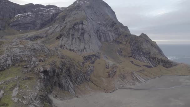 挪威Lofoten多云的Bunes海滩陡峭群山的空中景观 不断上升的无人驾驶飞机射击 — 图库视频影像