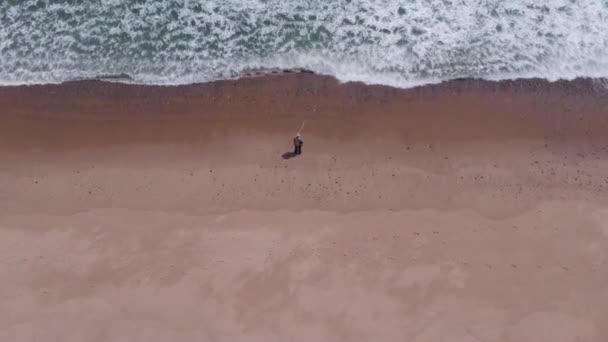 Homem Pescador Fica Ondas Costa Praia Esperando Para Lançar Sua — Vídeo de Stock
