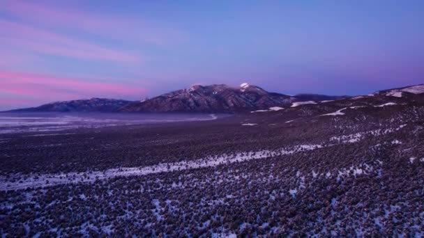 Rosa Und Lila Sonnenuntergang Oder Sonnenaufgang Über Einem Berggipfel Winter — Stockvideo