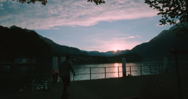 在瑞士的Brienz 男人们欣赏着天空 在日出时分慢慢地走到湖畔的码头上 张开双臂 放眼全景 — 图库视频影像