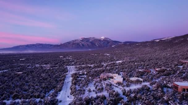 Όμορφο Ηλιοβασίλεμα Πλάνο Ενός Πολύχρωμου Ουρανού Χιονισμένες Βουνοκορφές — Αρχείο Βίντεο
