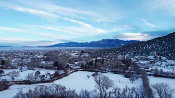 Dron Střílel Nad Domy Taosu Novém Mexiku Horami Pozadí — Stock video